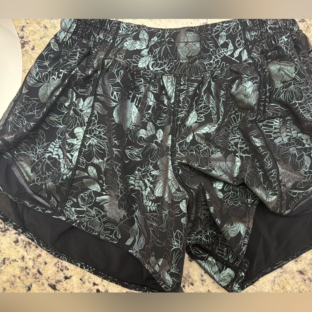 Lululemon Hotty Hot 4” shorts